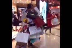 Phì cười clip dắt người yêu đi mua sắm, chàng trai biến thành 'cửu vạn'