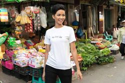 Không chỉ nghiện tổ ong 10 nghìn, H'Hen Niê còn vô tư dùng đồ ở chợ Bến Thành