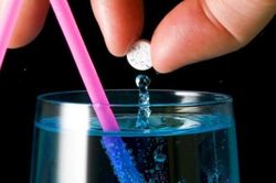 Gã trai biến thái chuốc thuốc mê người yêu để... người khác quan hệ