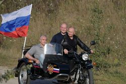 Ông Putin diện áo da cực ngầu , lái 'xít đờ ca' Ural huyền thoại