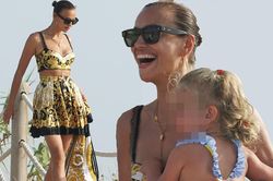 Irina Shayk diện bikini thả dáng siêu mẫu cực quyến rũ