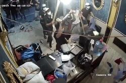 Nhóm côn đồ mang hung khí xông vào đập phá nhà hàng