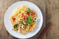 Làm mì xào hải sản hấp dẫn lạ miệng cho ngày cuối tuần
