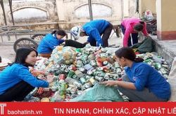 Đoàn viên thanh niên Thạch Hà bán ve chai gây quỹ nhân ái