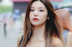 Không hổ danh Rookie nữ sáng giá của năm, Yeji (ITZY) chỉ tạm biệt tóc đuôi ngựa thôi cũng làm fan sốt xình xịch