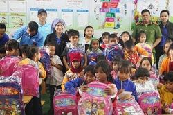 Công an tỉnh Đắk Nông tặng quà cho học sinh và người nghèo tại xã Đắk Rmăng