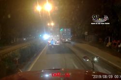Clip: Container đấu đèn đuôi gây chói mắt, tài xế phía sau dùng sơn đen để giải quyết