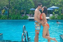 Siêu mẫu Phương Mai diện bikini khoe bụng bầu vượt mặt, hôn môi chồng tây đầy tình cảm