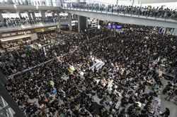 Sân bay Hong Kong chật cứng người biểu tình, toàn bộ chuyến bay bị hủy