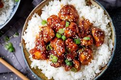 Tự làm cơm suất gà cay Hàn Quốc cho bữa trưa văn phòng