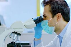Bắt tinh trùng giúp vợ chồng khuyết tật có con sau 10 năm hiếm muộn