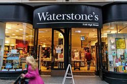 Cuộc chiến giữa chuỗi tiệm sách lớn nhất ở Anh Waterstones với Amazon