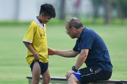 Thầy Park 'xem giò' cầu thủ nhí giữa buổi tập của U23 Việt Nam