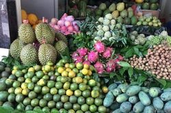 Rằm tháng 7, trái cây và hoa tươi tăng giá