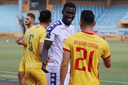 Hà Nội đại thắng Thanh Hóa: Tiến Dũng và Pape Omar động viên đồng đội cũ