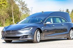 Xe tang Tesla Model S 'hàng độc' chào bán tới 5,1 tỷ