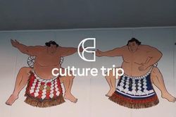 Nhà hàng 'quái đản', khách đang ăn lao vào vật nhau cùng sumo