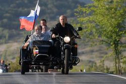 Tổng thống Nga Putin 'cưỡi' mô tô chở quan chức tại Crimea