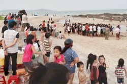 Tăng cường trực cứu hộ, không để khách tắm khi thời tiết xấu ở biển Bình Thuận