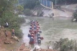 Lật bè vượt lũ, ba người mất tích