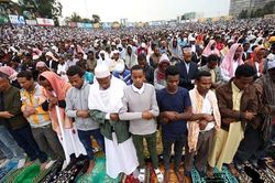 Người Hồi giáo ở Ai Cập chào đón lễ hiến sinh Eid Al-Adha