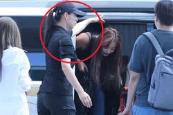 Loạt hành động bảo vệ Twice của nữ vệ sĩ khiến Knet không ngừng 'xuýt xoa': Chuẩn girl crush chính hiệu đó nha!