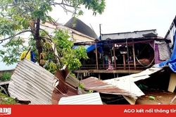 Mưa kèm theo lốc xoáy làm tan tác xóm nghèo vùng biên giới An Phú