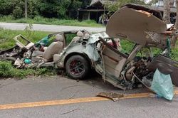 Tài xế sống sót thần kỳ sau tai nạn dù xe Toyota Corolla Altis hoàn toàn biến dạng