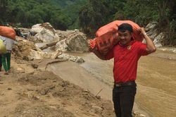 Sau cơn bão, sáng bừng những nụ cười