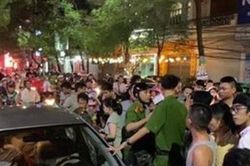 Xe ô tô đâm vào hai mẹ con rồi bỏ chạy, người dân vây kín 2 bên