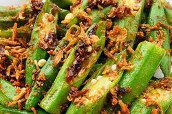 Đậu bắp xào mắm ruốc cay kiểu Thái