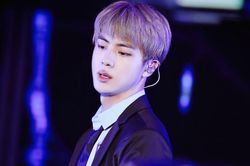 Trầm trồ khi Jin BTS bất ngờ 'xuống tóc' trong concert cuối cùng trước khi nghỉ ngơi