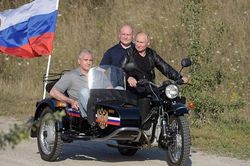 TT Putin bị kiện vì đi xe máy không đội mũ bảo hiểm ở Crimea
