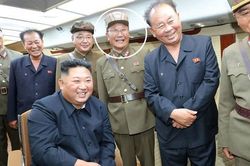 Kim Jong Un phong quân hàm cho hàng trăm nhà khoa học