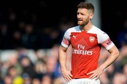 Arsenal tống khứ 'ông kễnh', Bayern công bố Perisic