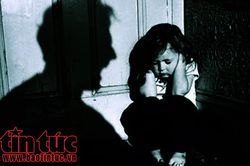 Công an làm việc với người đàn ông nghi dâm ô bé gái 10 tuổi trong thang máy
