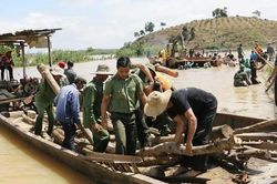 Chùm ảnh vỡ đê khiến hơn 1.000ha lúa chìm trong biển nước