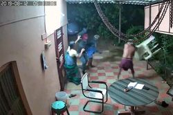 Vợ chồng già tay không đánh đuổi toán cướp mang dao rựa như phim hành động