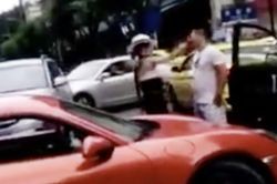 Vợ lái Porsche tát người đi đường, cảnh sát trưởng ở TQ bị cách chức