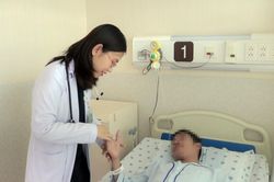 Suýt chết vì hít phải thạch tín khi dùng thuốc bắc xông nhà