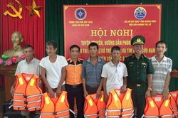 Quảng Ninh: Tặng 200 áo phao cứu sinh cho ngư dân ven biển Trà Cổ