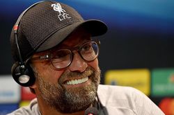 Liverpool vs Chelsea: Klopp sợ bị mẹ dọa sẽ 'xử đẹp' nếu thiếu kiềm chế trước trọng tài nữ