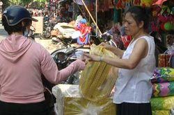 Người dân khó bỏ hẳn tục đốt vàng mã bởi quan niệm 'trần sao âm vậy'