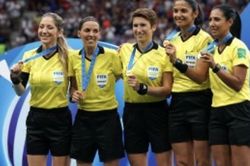Tổ trọng tài nữ bắt Siêu cúp châu Âu, UEFA nhận 'gạch đá'