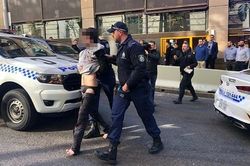 Cảnh sát Australia bắt kẻ đâm dao tại trung tâm Sydney