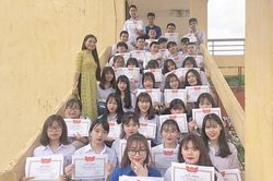 Trầm trồ lớp học 'toàn gái xinh', ai cũng có giấy khen
