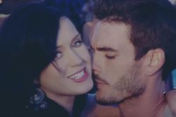 Mẫu nam tố Katy Perry quấy rối nghiện đăng ảnh khỏa thân