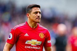 MU ném Alexis Sanchez xuống đội trẻ, cắn răng bán tháo
