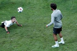 Các cầu thủ Liverpool dành thời gian chơi bóng với trẻ khuyết tật