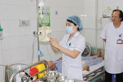 Cứu cụ ông 89 tuổi nuốt phải hàm răng giả